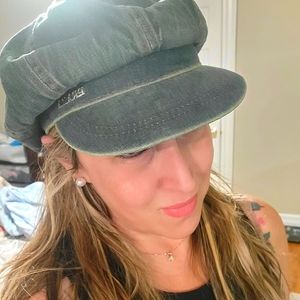 BEAUTIFUL WOMEN HAT  WITH BOX INCLUDED!! NOTH AUTH.